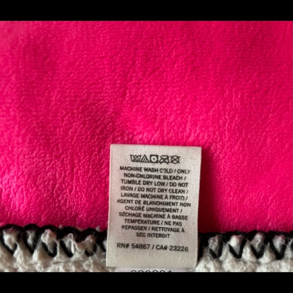 Victoria’s Secret Sherpa blanket. 60”W x 72”L - Picture 3 of 4